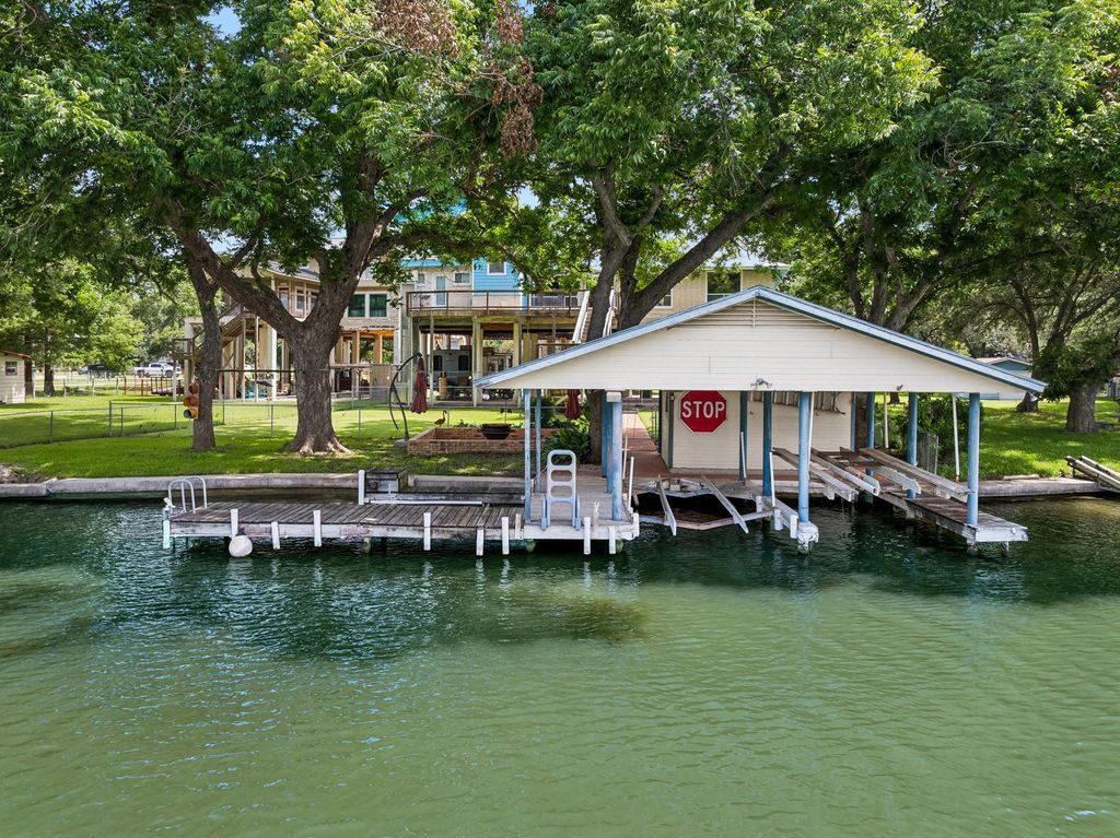 160 Lakeside DR, Seguin, TX 78155