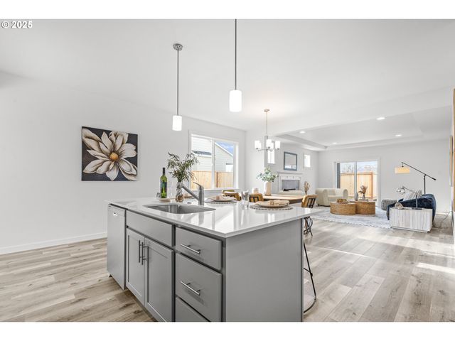 665 Parker Loop, Silverton, OR 97381