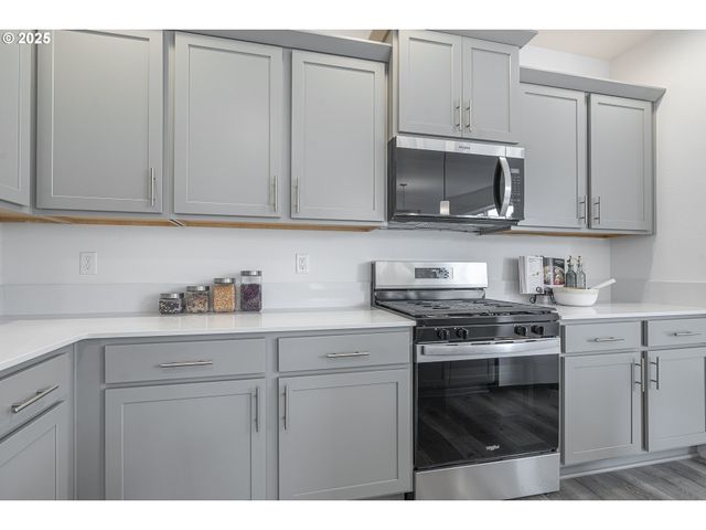 665 Parker Loop, Silverton, OR 97381