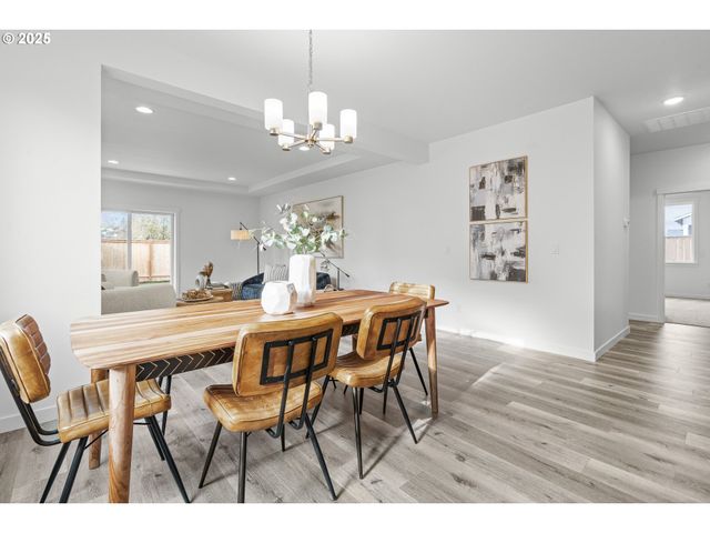 665 Parker Loop, Silverton, OR 97381