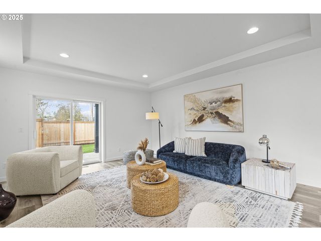 665 Parker Loop, Silverton, OR 97381