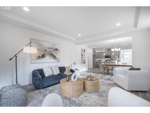 665 Parker Loop, Silverton, OR 97381