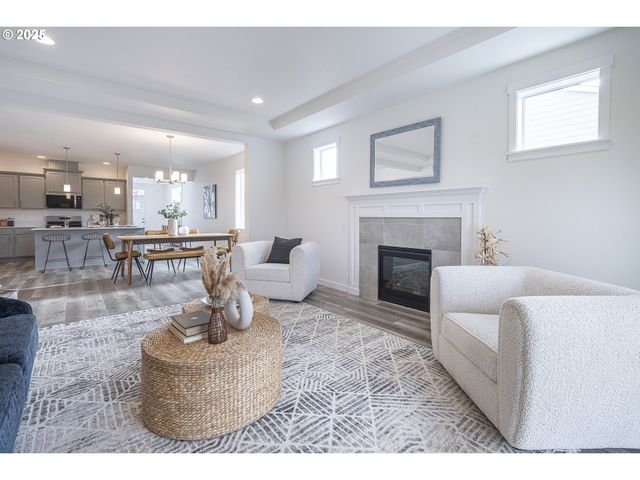 665 Parker Loop, Silverton, OR 97381