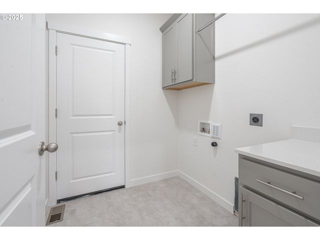 665 Parker Loop, Silverton, OR 97381