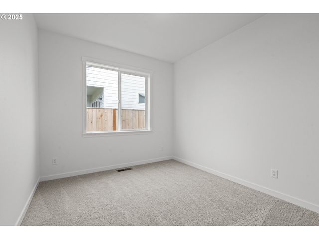 665 Parker Loop, Silverton, OR 97381