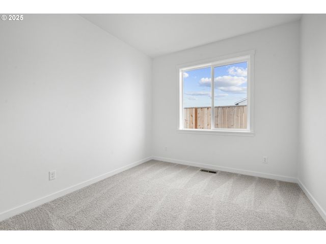 665 Parker Loop, Silverton, OR 97381