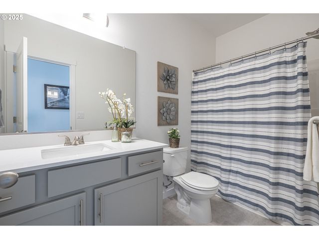 665 Parker Loop, Silverton, OR 97381