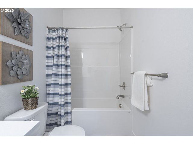 665 Parker Loop, Silverton, OR 97381