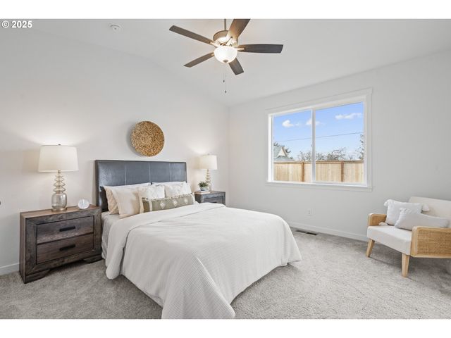 665 Parker Loop, Silverton, OR 97381