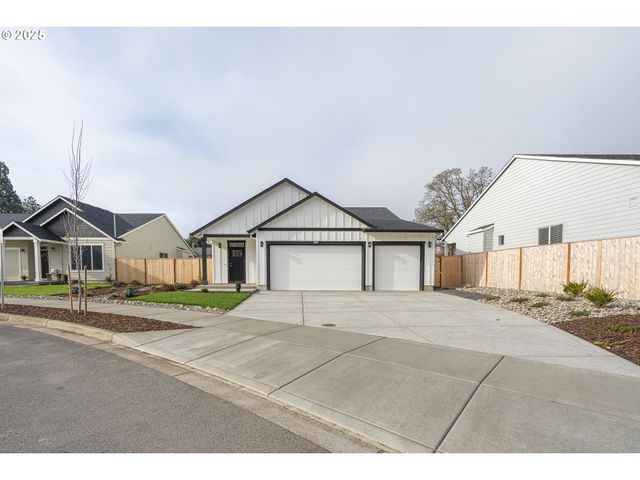 665 Parker Loop, Silverton, OR 97381