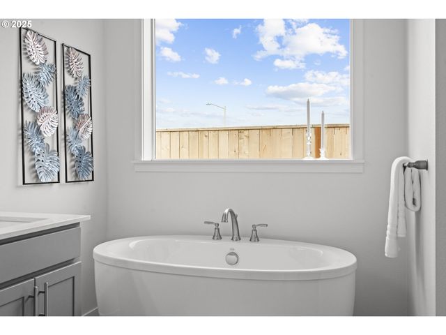 665 Parker Loop, Silverton, OR 97381