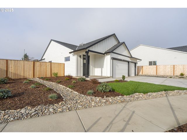 665 Parker Loop, Silverton, OR 97381