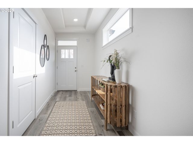 665 Parker Loop, Silverton, OR 97381