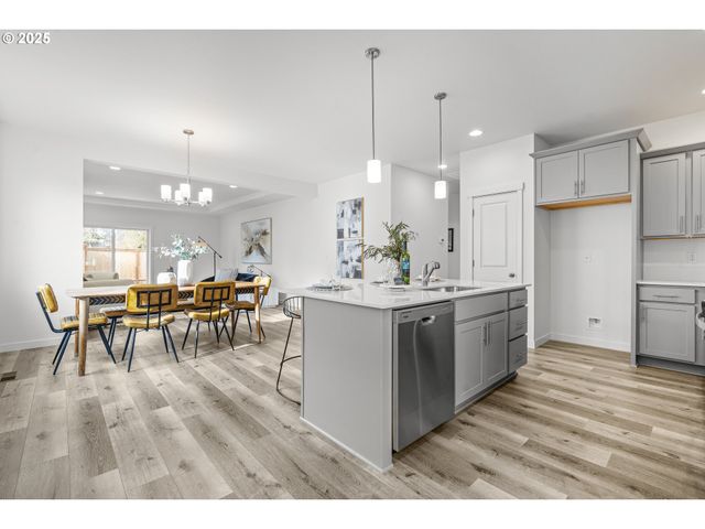 665 Parker Loop, Silverton, OR 97381