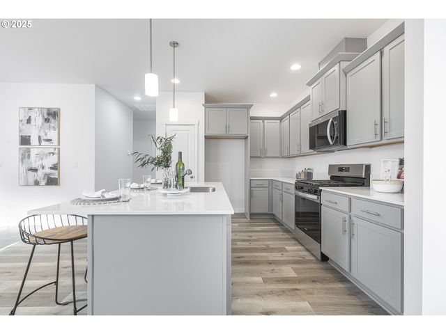 665 Parker Loop, Silverton, OR 97381