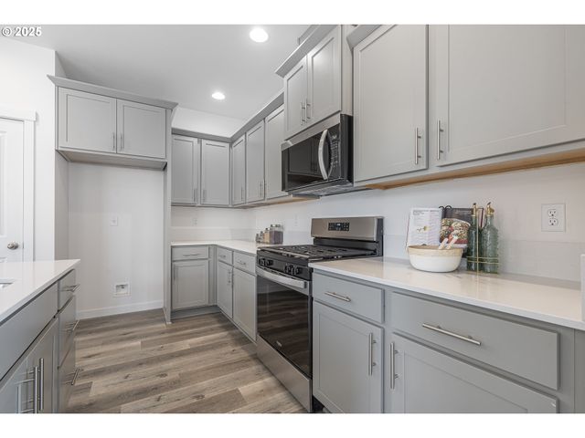 665 Parker Loop, Silverton, OR 97381