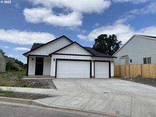 665 Parker Loop, Silverton, OR 97381