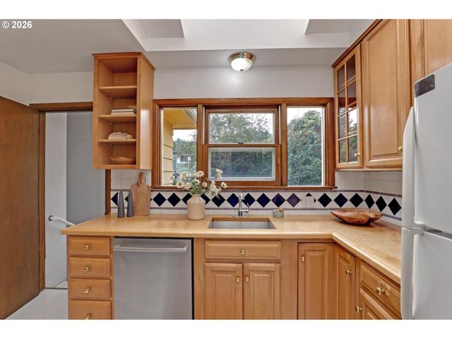 5584 Se ASH St, Portland, OR 97215