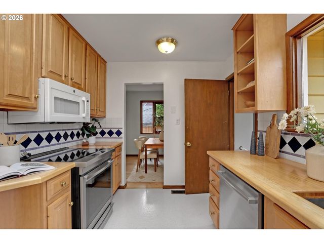 5584 Se ASH St, Portland, OR 97215