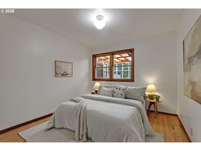 5584 Se ASH St, Portland, OR 97215