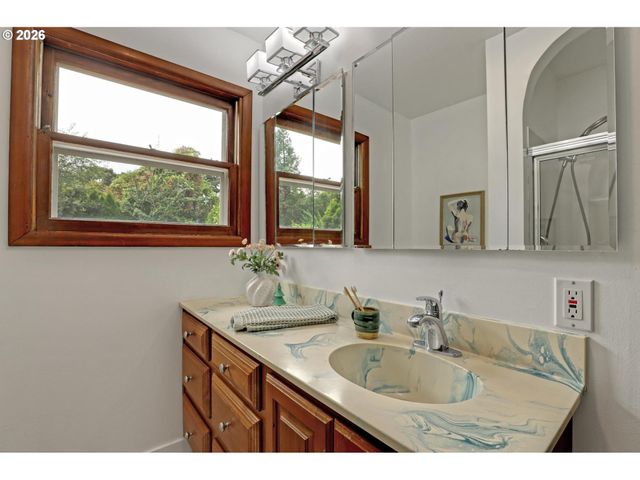 5584 Se ASH St, Portland, OR 97215