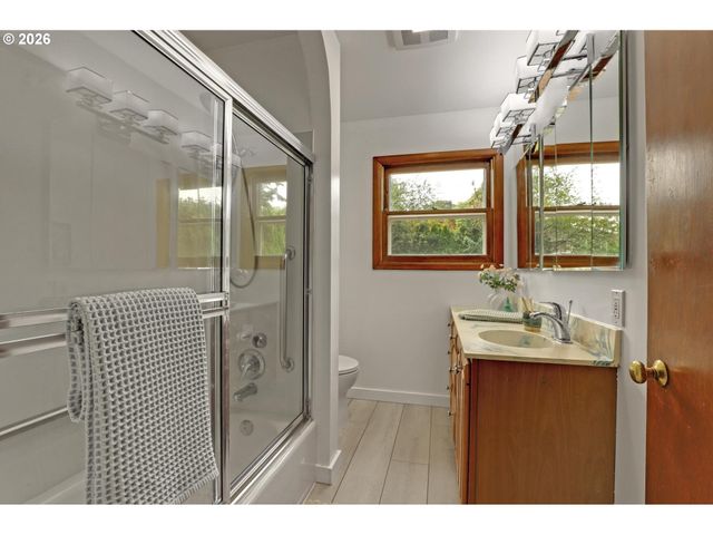 5584 Se ASH St, Portland, OR 97215