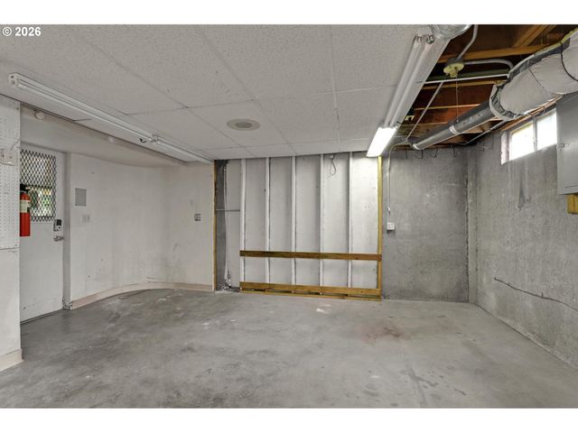 5584 Se ASH St, Portland, OR 97215