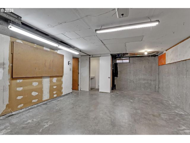 5584 Se ASH St, Portland, OR 97215