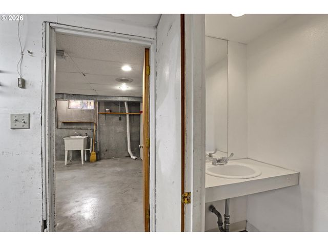 5584 Se ASH St, Portland, OR 97215