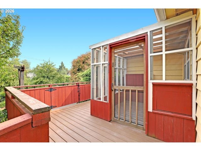 5584 Se ASH St, Portland, OR 97215
