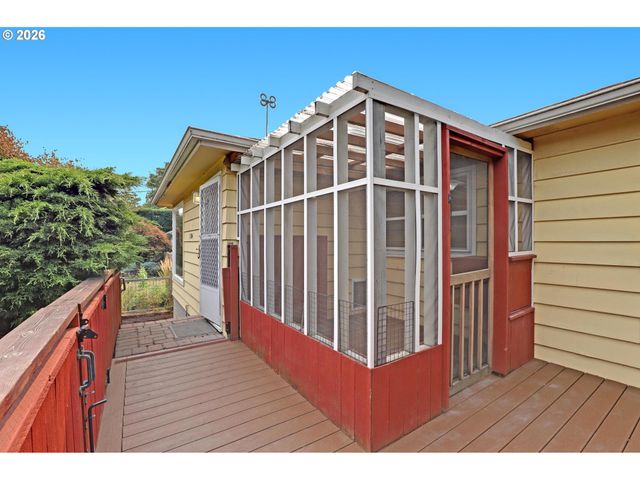 5584 Se ASH St, Portland, OR 97215
