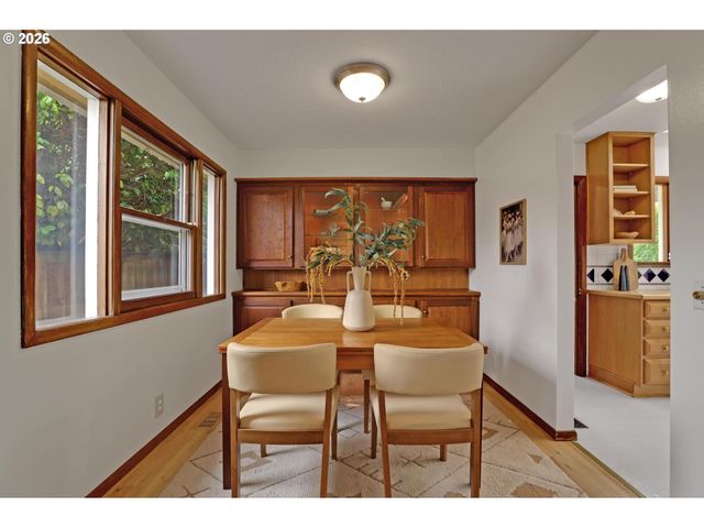 5584 Se ASH St, Portland, OR 97215