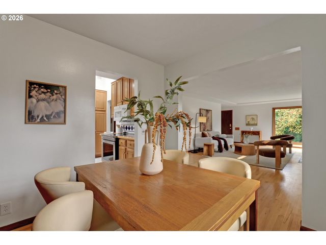 5584 Se ASH St, Portland, OR 97215