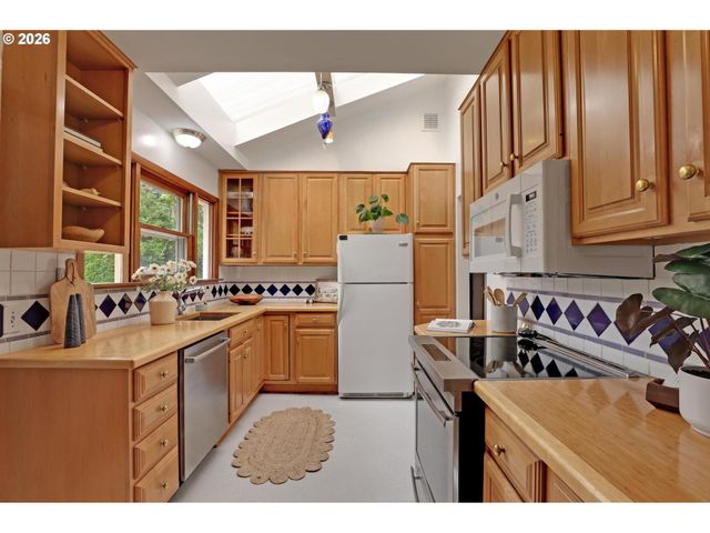 5584 Se ASH St, Portland, OR 97215