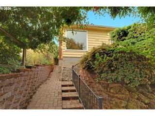 5584 Se ASH St, Portland, OR 97215