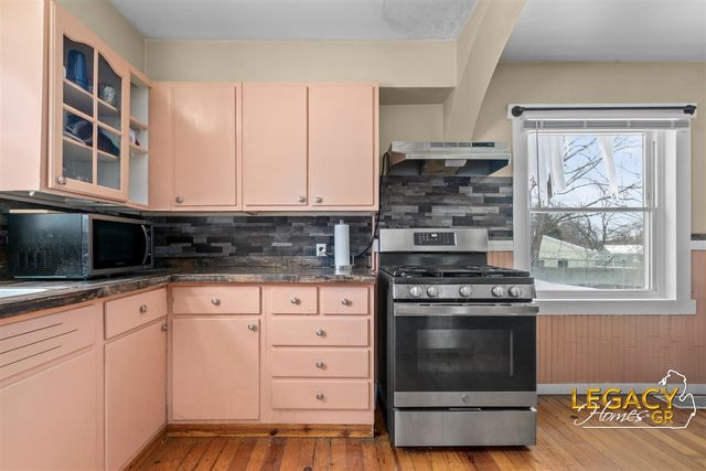 2926 Charlesgate Avenue, Wyoming, MI 49509