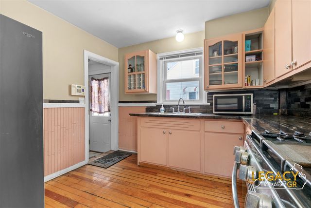 2926 Charlesgate Avenue, Wyoming, MI 49509