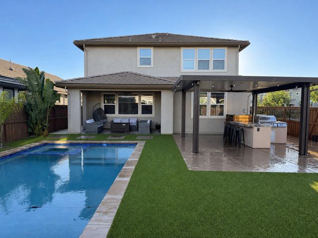 10021 Carinata Dr, Elk Grove, CA 95757