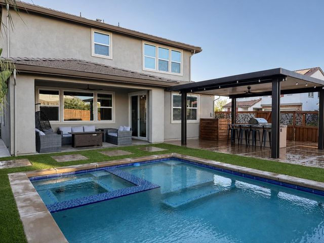 10021 Carinata Dr, Elk Grove, CA 95757