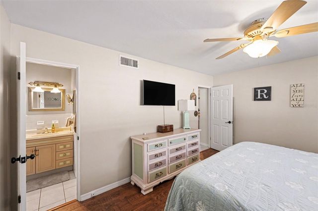 11653 PINEDALE AVENUE, Seminole, FL 33772