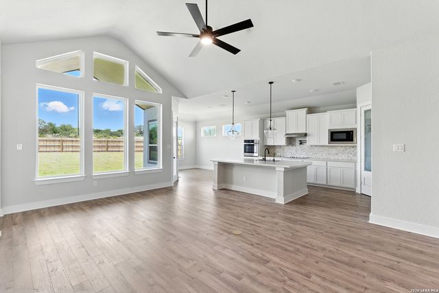 165 Mountain Oak, Castroville, TX 78009