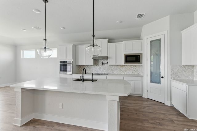 165 Mountain Oak, Castroville, TX 78009