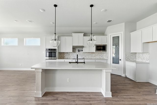 165 Mountain Oak, Castroville, TX 78009