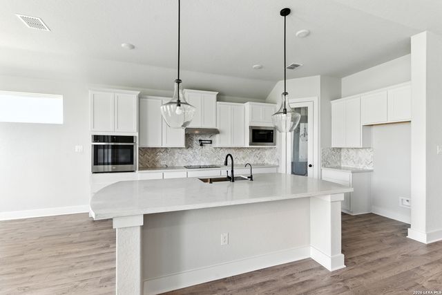 165 Mountain Oak, Castroville, TX 78009