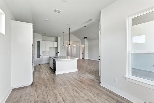 165 Mountain Oak, Castroville, TX 78009