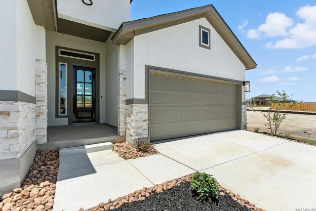 165 Mountain Oak, Castroville, TX 78009