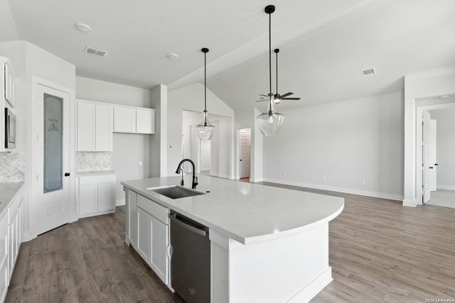 165 Mountain Oak, Castroville, TX 78009