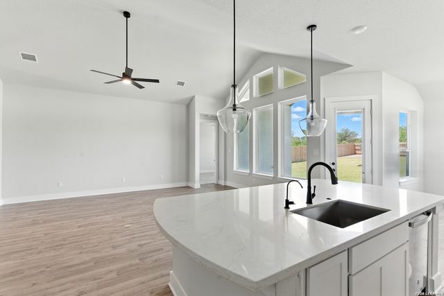 165 Mountain Oak, Castroville, TX 78009