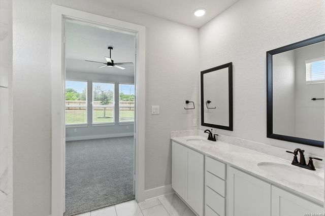 165 Mountain Oak, Castroville, TX 78009