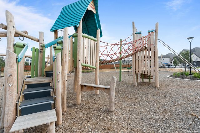 165 Mountain Oak, Castroville, TX 78009